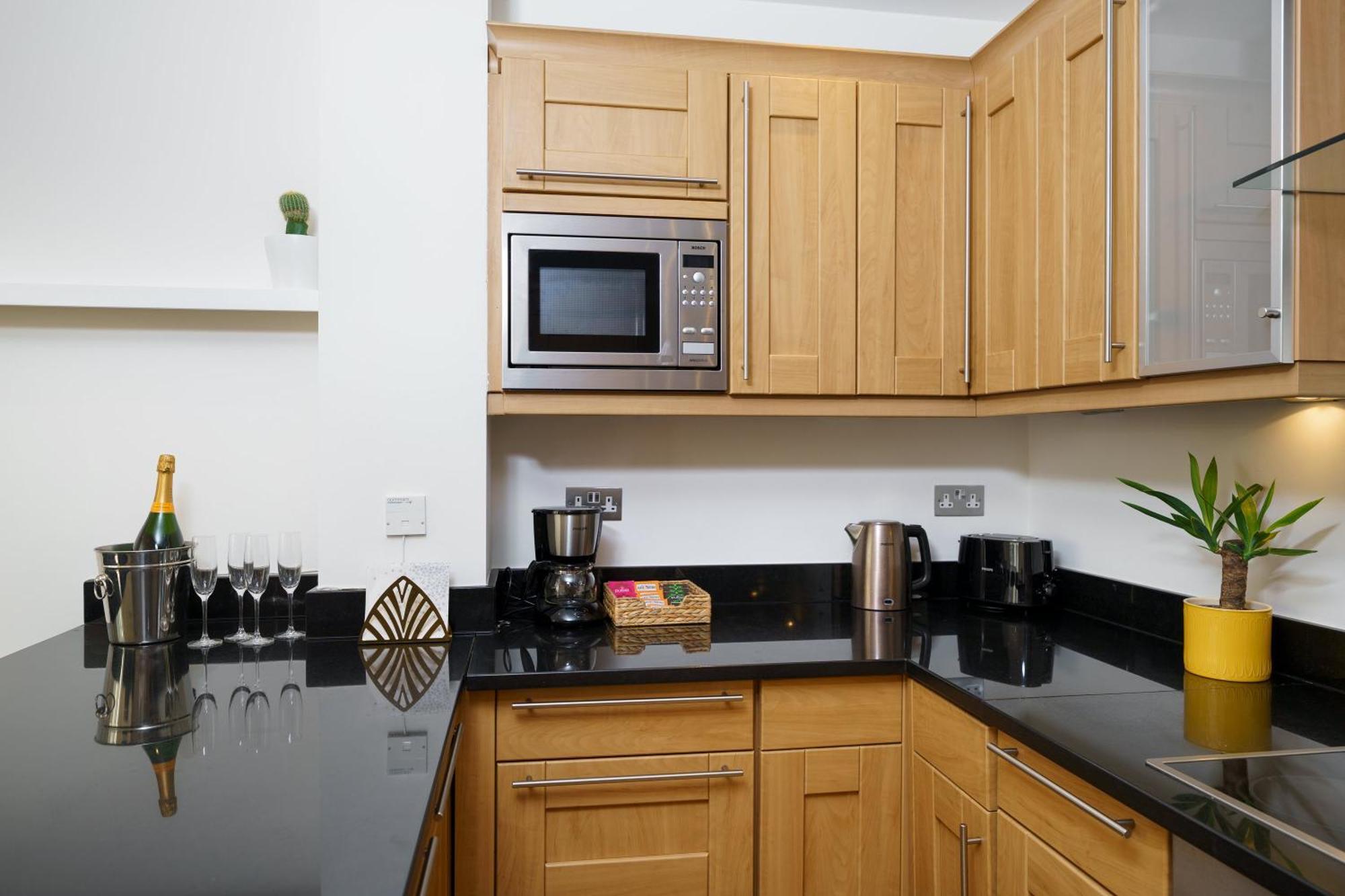 2 Bedroom Flat In Pimlico & Westminster