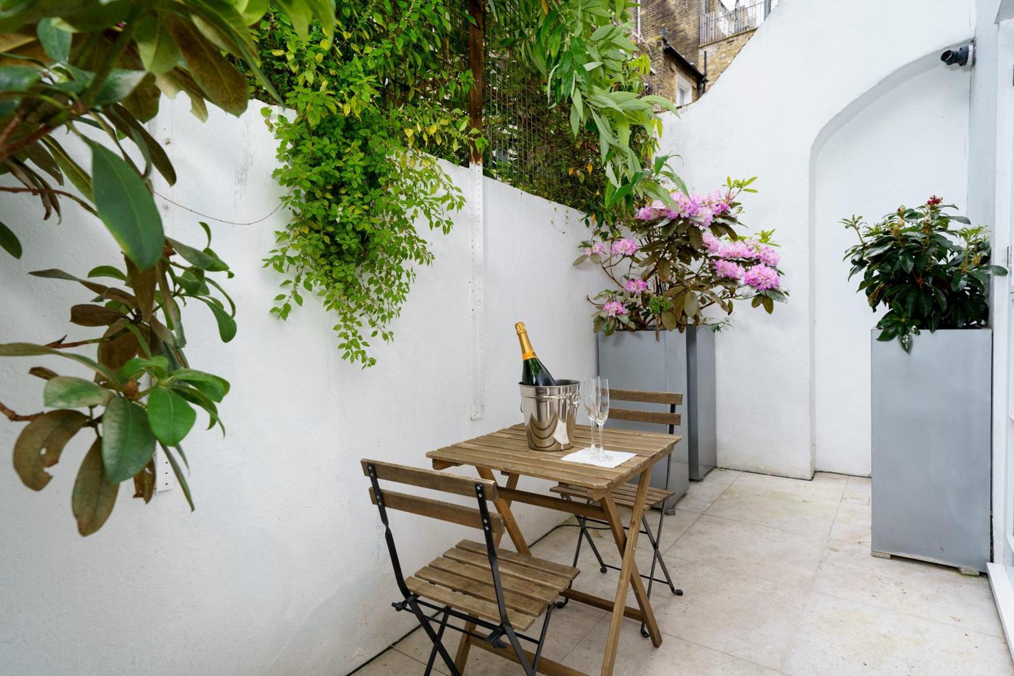 2 Bedroom Flat In Pimlico & Westminster