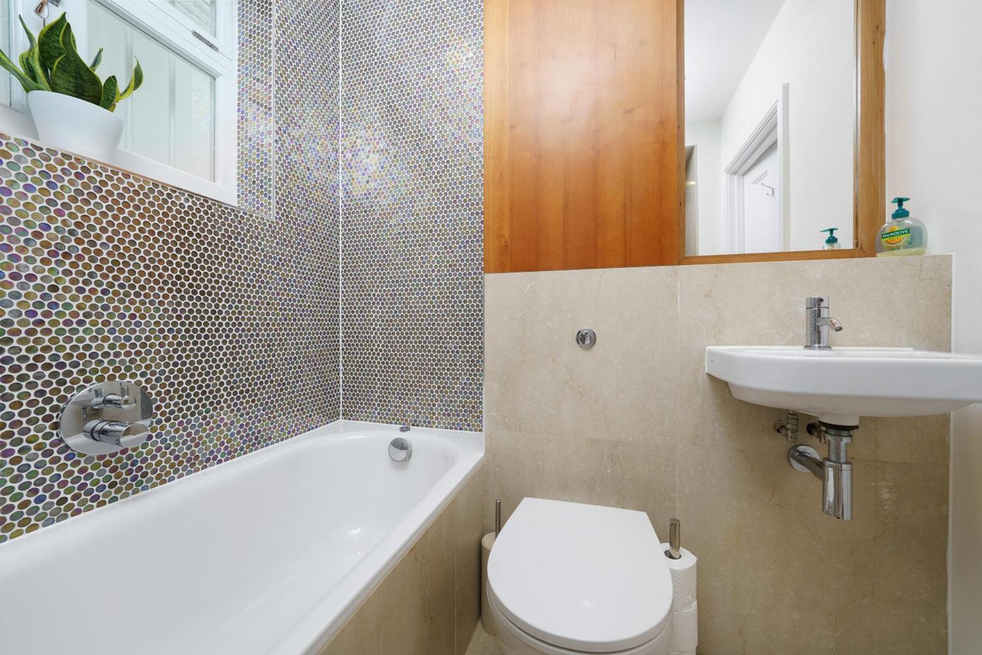 2 Bedroom Flat In Pimlico & Westminster
